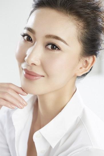 演员起周知拍双一素雅妆容大片 清新脱俗