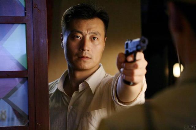 电视剧《地上地下》全体演员表如下:任程伟饰演刘克豪/乔天朝,巍子