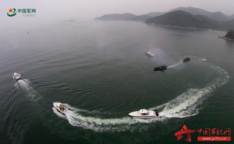 3月23日,香港水警与广东边防总队快艇一起成功合围目标船只,将其押解