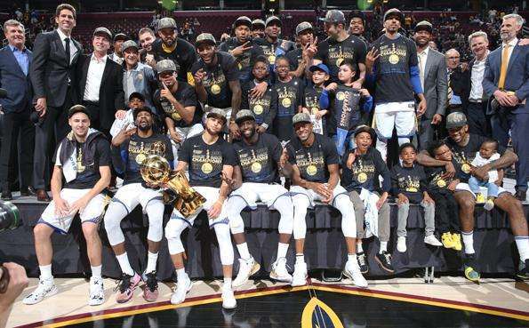 勇士总冠军合照来了为这一刻他们一夜挥洒300瓶珍藏香槟