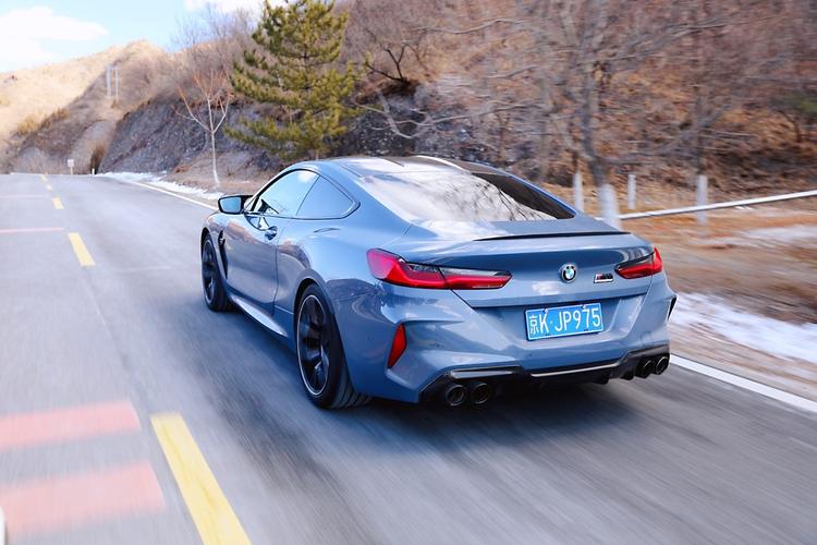 宝马m8 competition,帅气的蓝色让人喜爱.