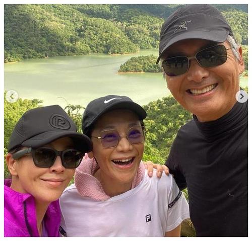 刘嘉玲与周润发张艾嘉爬山刘嘉玲老和周润发爬山不怕梁朝伟吃醋