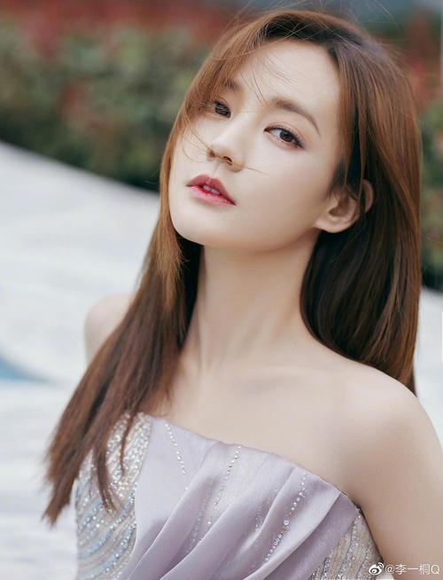 友友们白鹿李一桐长得像吗?