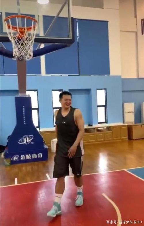 尴尬一笑,南京同曦接受体测,万圣伟摸高高度仅3.17米