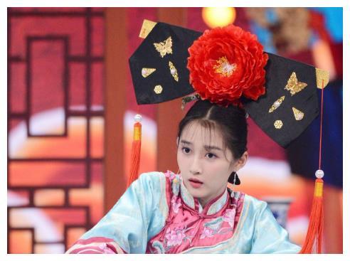 关晓彤古装造型超亮眼,本色出演京城格格,网友:看起来像个丫鬟