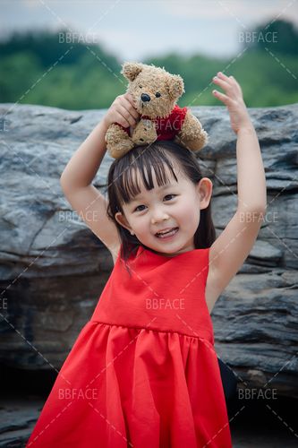sweety  爱笑的小女孩  你的笑声点亮了爸爸妈妈的心  你的一颦一笑