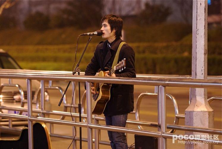 标题:街头吉他手深情献唱