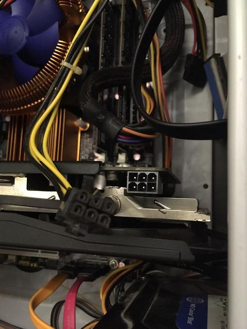 显卡外接电源用哪个好?图片发不了 一个转接的一个电源自带的