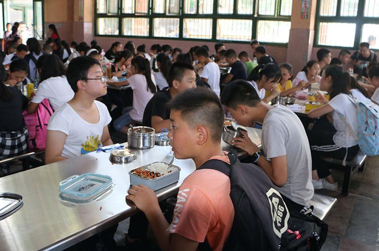 叙永县永宁中学:2000学生告别"营养包" 开启营养热餐供给模式