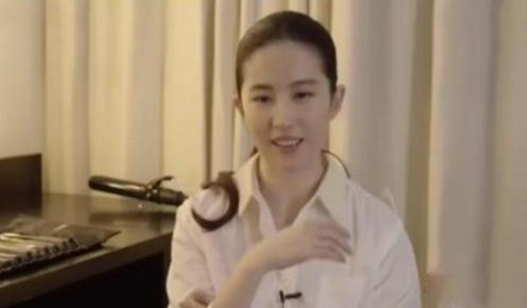 "一家3口,刘亦菲最丑"?网友晒出父母老照片,惊艳了时光