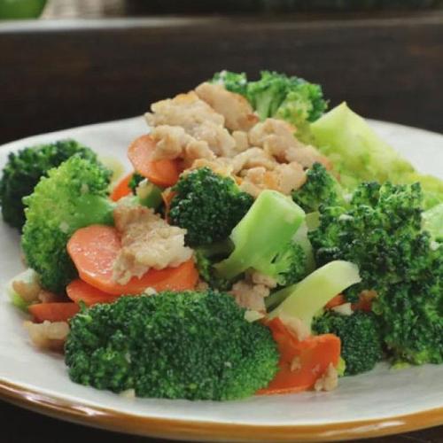 炒西兰花 by 全の美食 原料:西兰花,肉末,蒜,胡萝卜,酱油,蚝油,糖