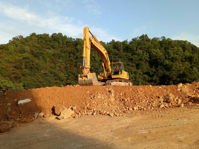 西北角临时堆放土方平整