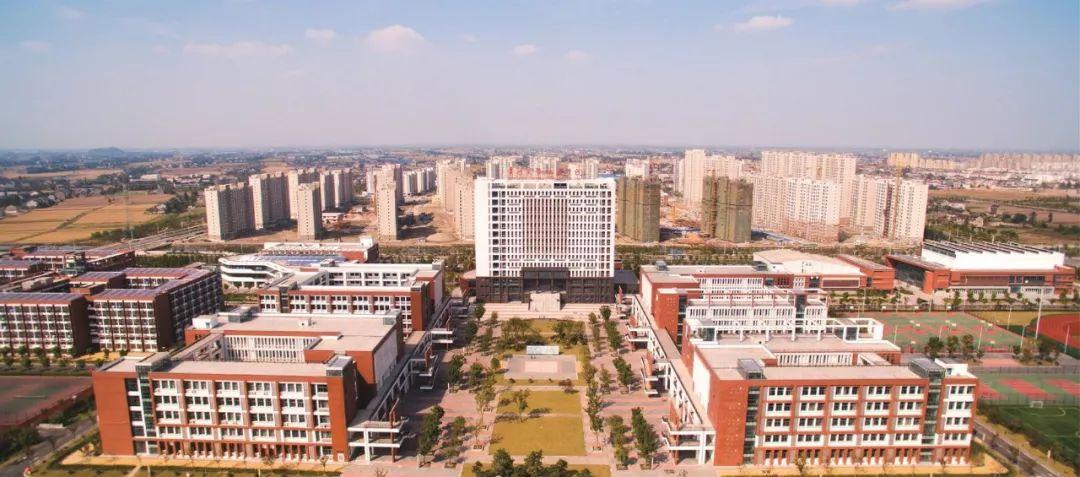 依托常州大学教学资源,由常州大学和靖江市人民政府合作举办的应用型