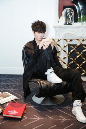 李宇春现身巴黎时装周条纹西服帅气十足