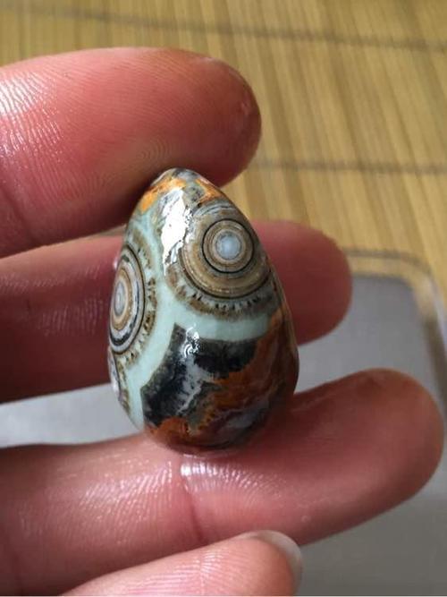 男子立即找来专家鉴定这块石头,专家称这是"天眼石"是制作天珠的天然