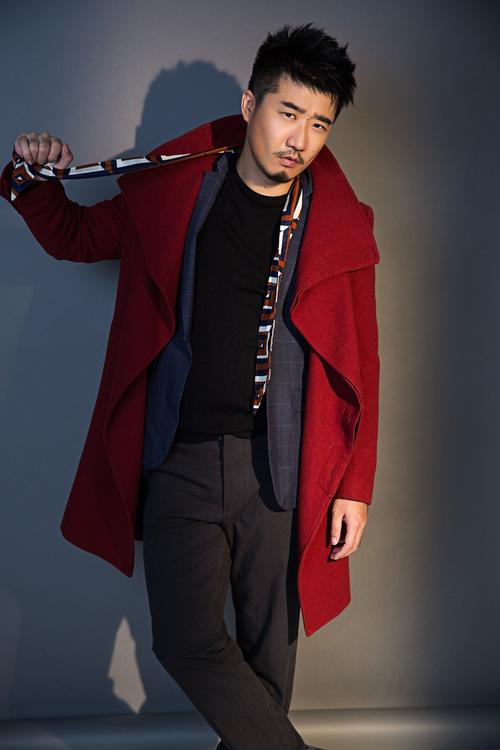 组图:刘名洋写真雅痞不羁 质感有型尽显英伦绅士范儿