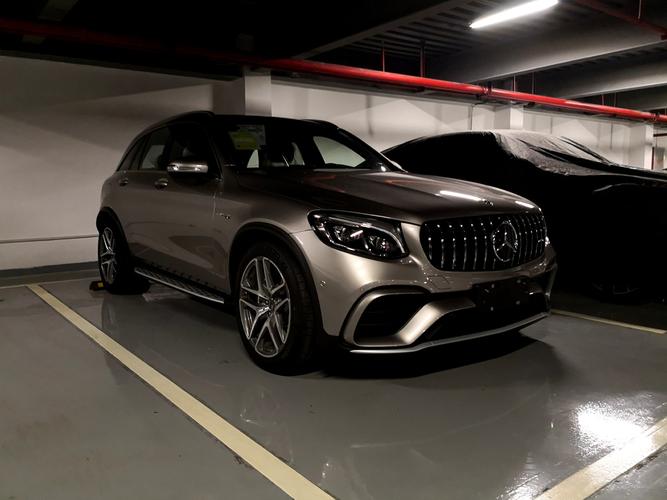 奔驰glc63 amg 皓沙银/红内 现车优惠20万元