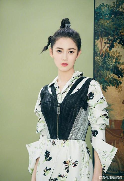 陈钰琪《镜双城》杀青后,马不停蹄接拍《昔有琉璃瓦》