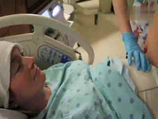 国外女性生孩子视频 孕妇分娩 顺产 手术分娩视频过程