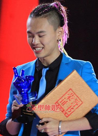 男生彩色发带编发发型