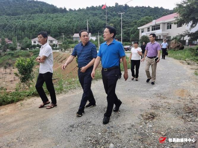 政务动态 攸县要闻       6月29日,县委书记康月林深入黄丰桥镇富头村
