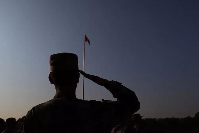 向着国旗敬礼的那一刻 连背影都帅气!