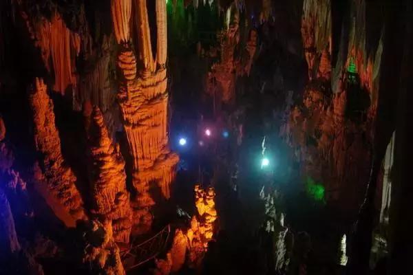 龙马溶洞位于玉溪北城侧面的龙马山背后,距城区约30多公里.