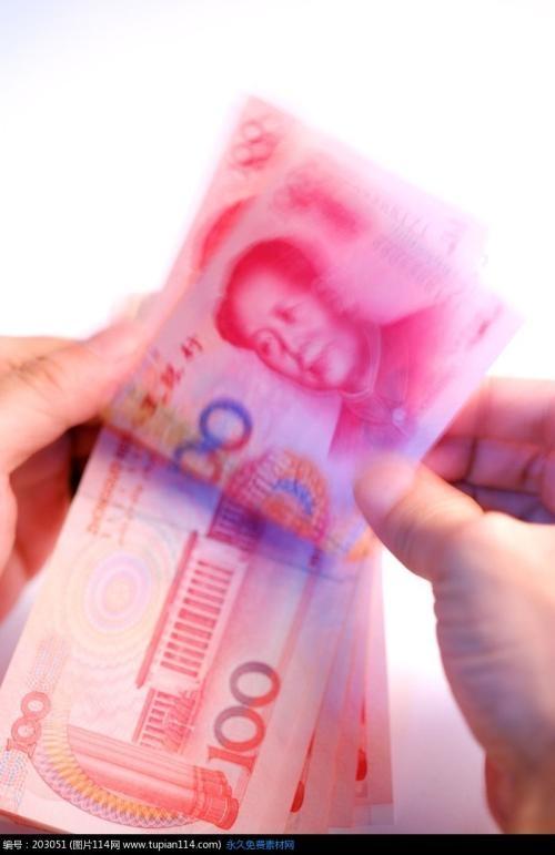 手拿一万人民币实拍图