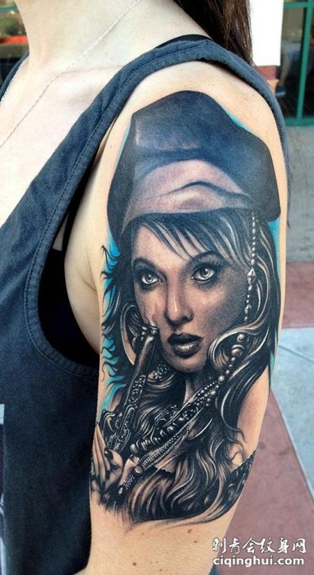 肩部棕色海盗女子肖像纹身图案