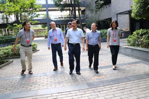 成都市教育局局长刘强指导检查成都石室天府中学中考考务工作
