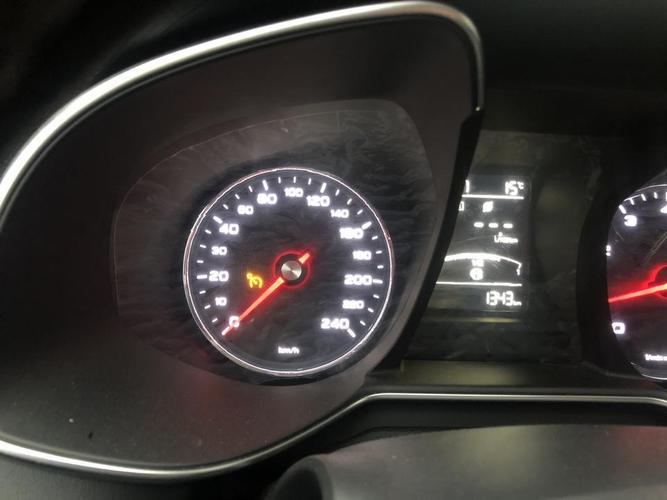 名爵6今天上午开车还挺好的然后下午开车的时候发现仪表盘上有一个小