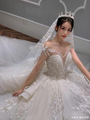 美女穿白色婚纱拍写真,露香肩魅力十足!