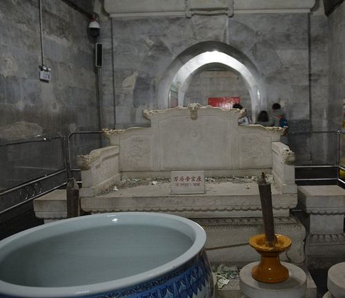 明定陵是明代第十三位皇帝神宗显皇帝朱翊钧(年号万历)的陵墓_定陵"的