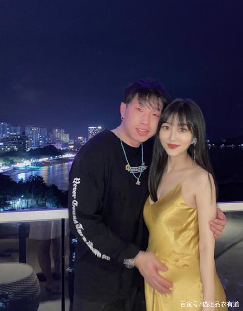 德云社烧饼老婆晒照,"网红脸"配大t恤挺甜美,看着不像俩娃妈