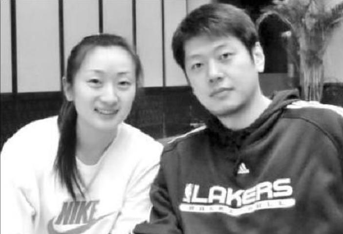 原创游泳名将周雅菲嫁给中国男篮莫科同他一起当他前妻父母的孩子