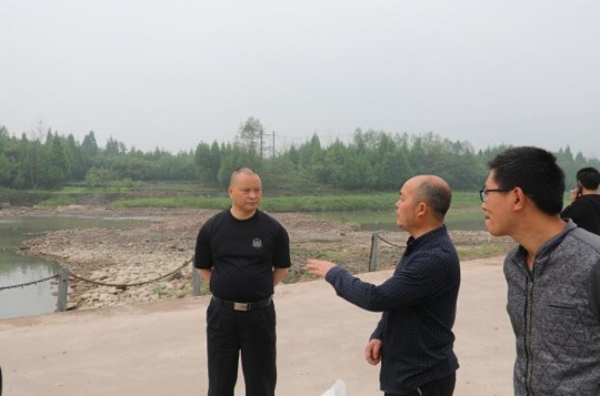 4月17日,洪雅县政府副县长,公安局长潘峰深入花溪河流域督导河长制
