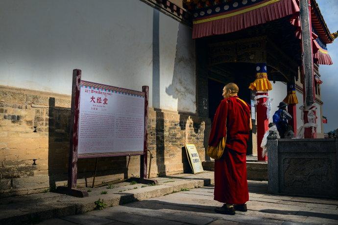 48大经堂前立游僧,再温菩提续佛缘(塔尔寺)