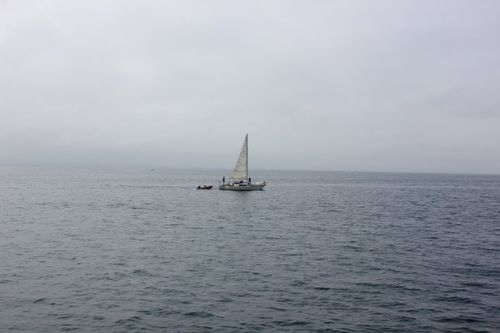 大海了,前面就应该是一艘私人的游艇在海面上行驶,后面还跟一艘小船