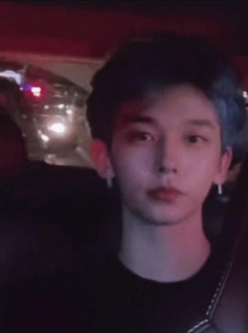 手机壁纸|不高兴的小八手机壁纸和表情包