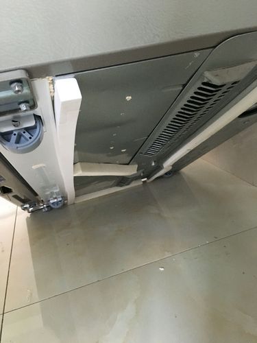 新买的冰箱,底部粘着泡沫条,要撕掉吗?求有过这样的情况的解答?