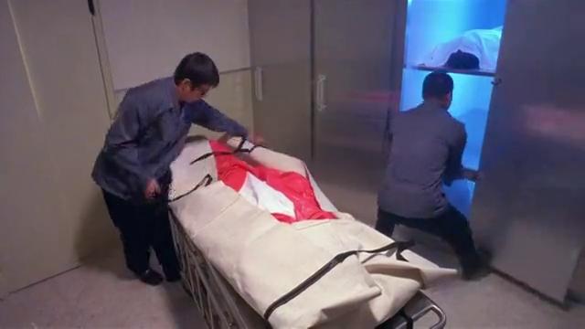 殡仪馆男员工对女尸不敬,不料女尸右手突然动弹,真够吓人的