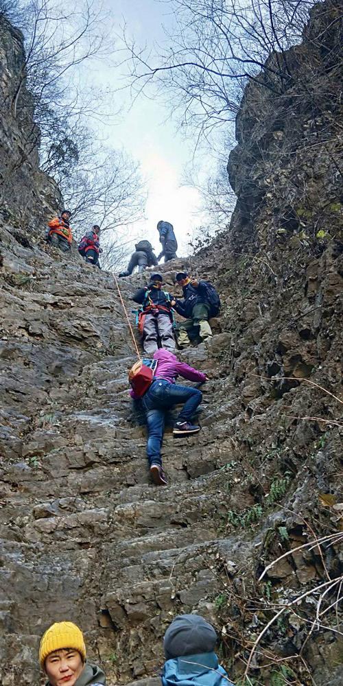 我们一行15人,乘坐三辆车去到易县兴阳山,开启了登山之旅.