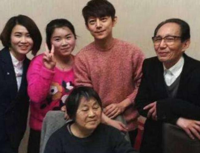 何炅家庭背景首次曝光,父母的身份让人吃惊,难怪一直不公开!