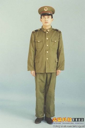87式陆军士兵冬常服,87早中期士兵常服的特色:上下口袋都是贴袋(也有