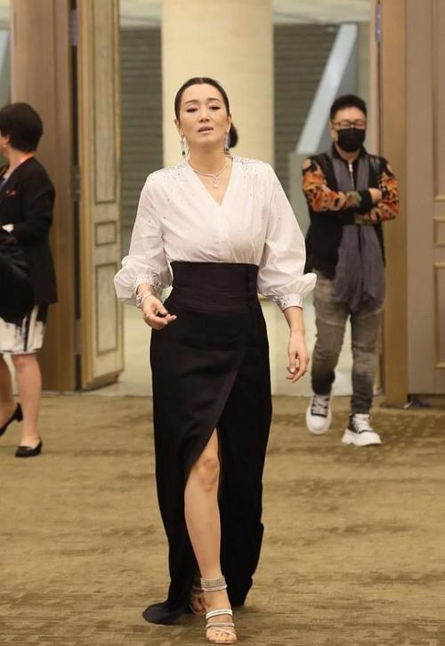 巩俐的美都是自信带来的白色衬衫配黑色开叉裙法式韵味真浓