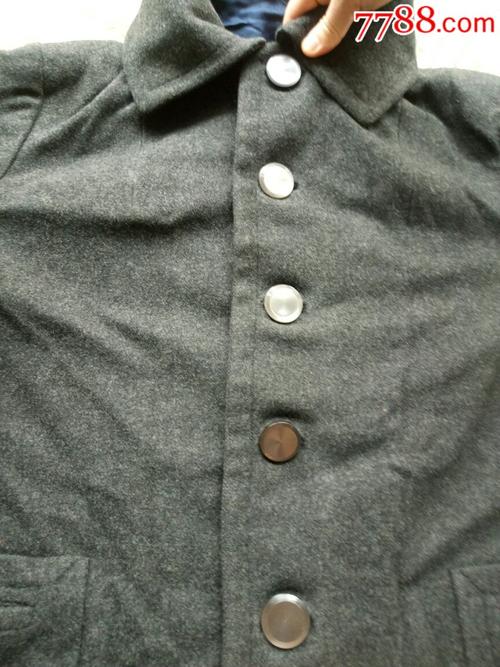 老款女式有机玻璃扣大衣