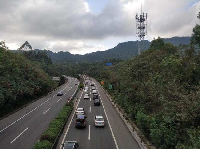 g65包茂高速出城车流量增加 安全出行谨防追尾