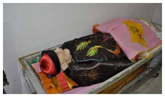 为何人死后必须穿好寿衣双手不能外露说出来你会被感动