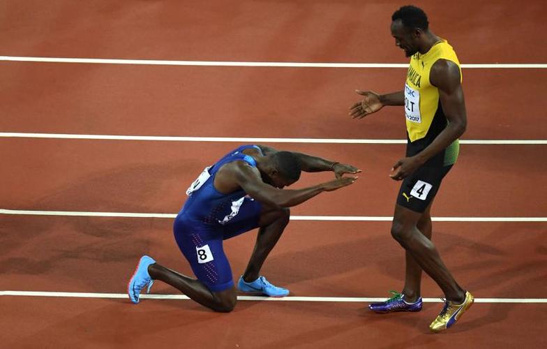 伦敦,2017世界田径锦标赛男子100米决赛后:加特林跪拜博尔特致敬传奇