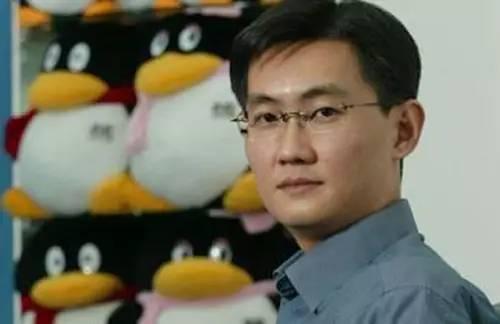 马化腾抽烟抽得很凶,正式场合都忍不住要抽一支烟,每天能抽两包烟.